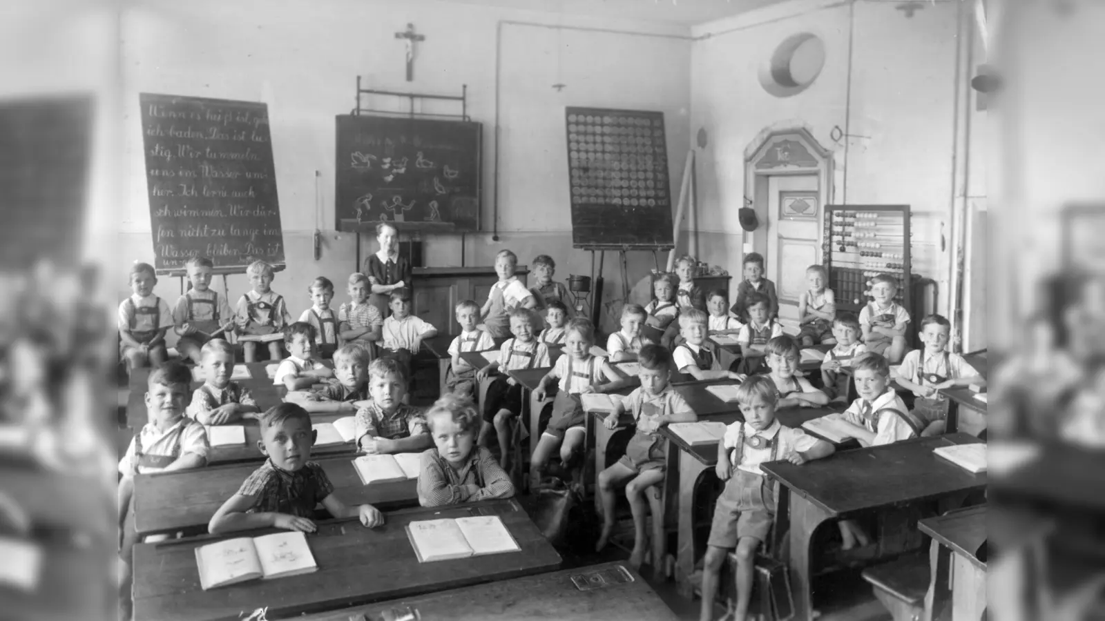 Bereits kurze Zeit nach dem Zweiten Weltkrieg entstanden an der Volksschule Grafing wieder Klassenfotos. Das Bild zeigt die Lehrerin Maria Ostermaier mit ihrer Klasse im Jahr 1946. (Foto: Archiv der Stadt Grafing)