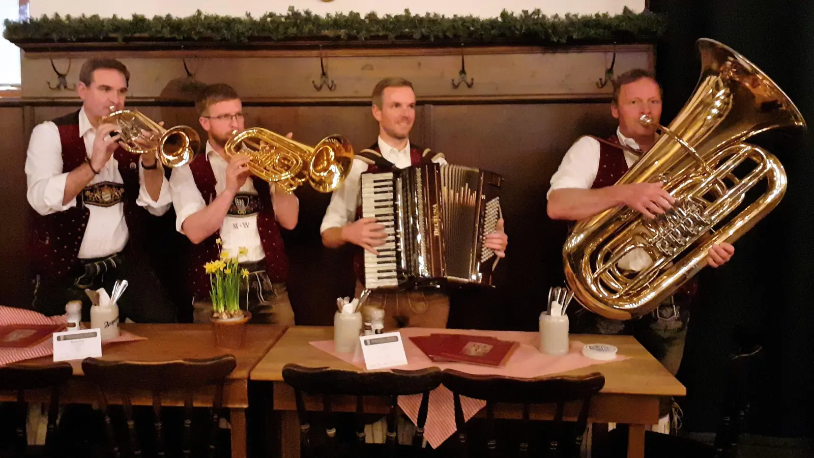 Die Volksmusikfreunde Geisenbrunn laden ein zum Geisenbrunner Herbsthoagartn am 27. Oktober. (Foto: Volksmusikfreunde Geisenbrunn)