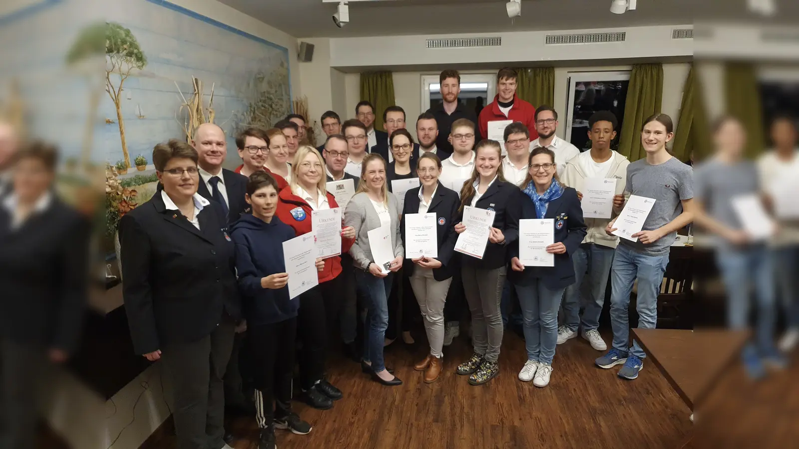 Zahlreiche Urkunden und andere Auszeichnungen wurden im Rahmen der Jahresversammlung der Wasserwacht Pilsensee vergeben. (Foto: Wasserwacht Pilsensee)