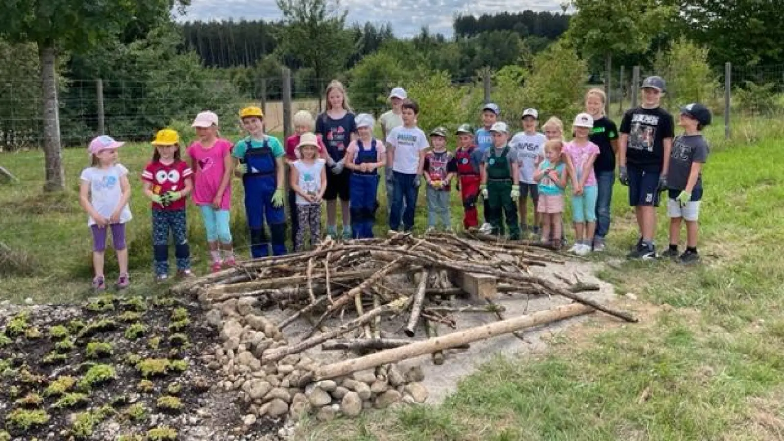 Im Rahmen des Sommerferienprogramms haben Kinder ein Sandarium gebaut. (Foto: Angela Broich)