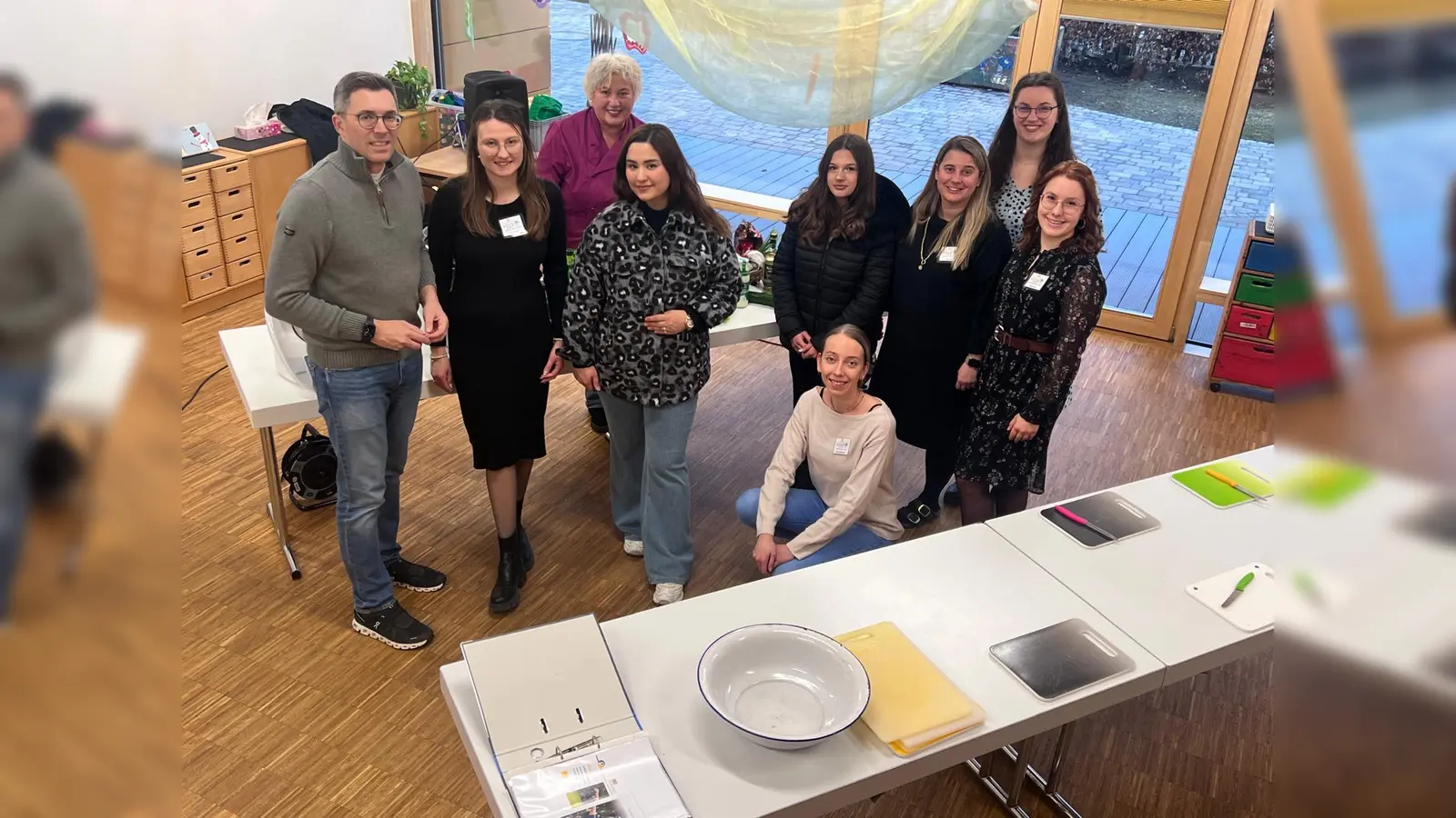 Bürgermeister Frank Zellner (l.), Beate Siegle vom Kochsalon (3.v.l.), Kita-Mitarbeiterinnen und Teilnehmerinnen waren vom Job-Dating angetan.  (Foto: Kindergarten St. Johann)