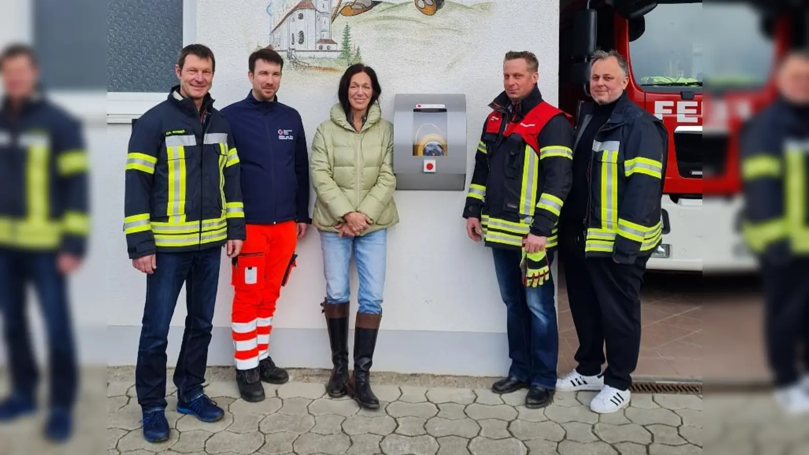 Der neue Defibrillator wurde außen am Feuerwehrhaus angebracht: v.l. Christian Wagner (1. Vorstand FFW Drößling), Ludwig Zitzelsberger (BRK-Bereitschaft Seefeld), Dr. Uta Werthern, Christoph Preininger (1. Kommandant FFW Drößling) und Matthias Wenig (Schriftführer FFW Drößling).. (Foto: FFW Drößling)
