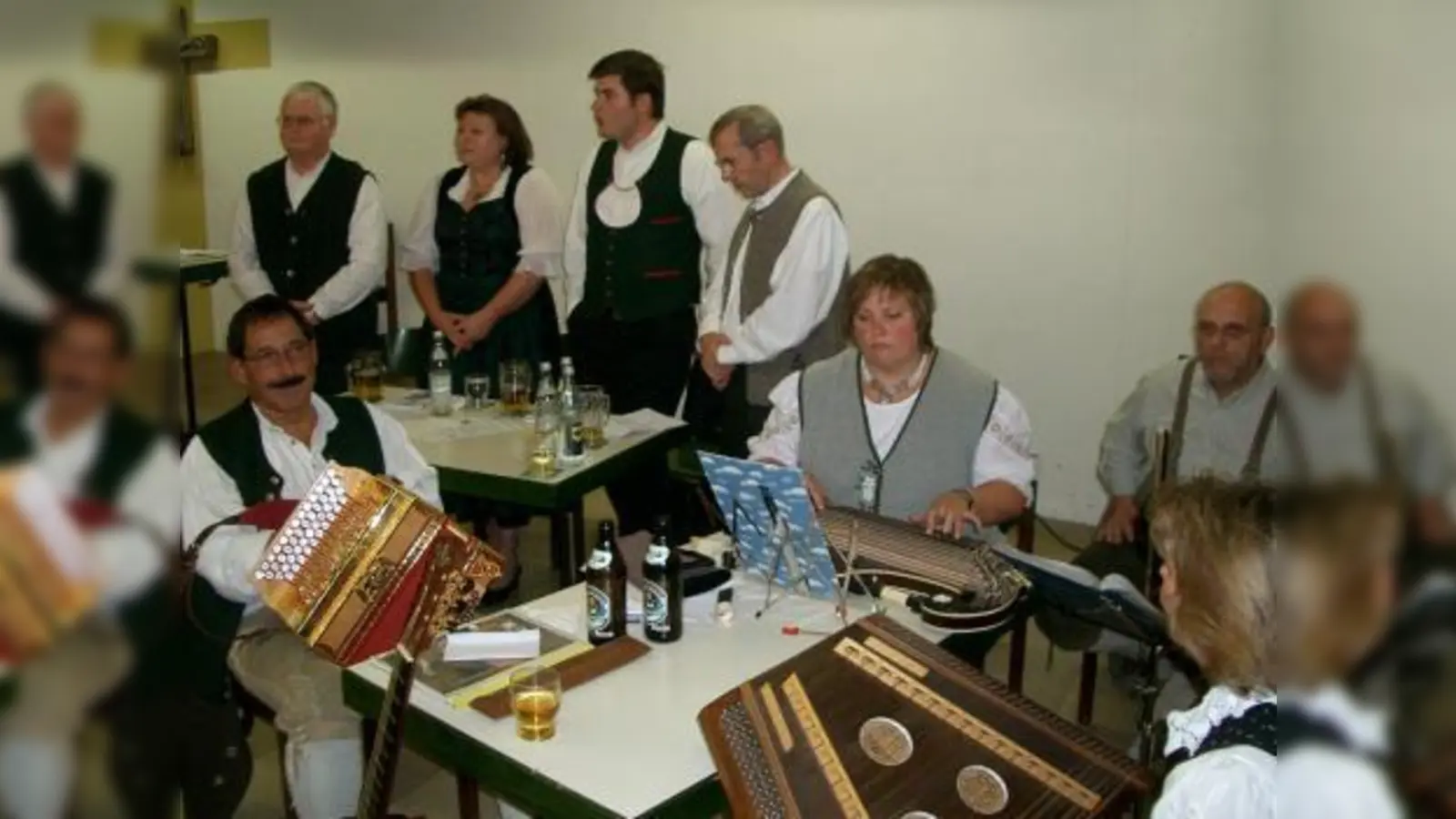 Beim Hoagartn des Neuaubinger Maibaum-Vereins taten sich für etliche Lieder auch verschiedene Gruppen zusammen: Hier lassen sich die Alt-Aubinger Sänger von der Kronwinkler Zierch- und Soatnmusi begleiten. (Foto: Alfred Lehmann)