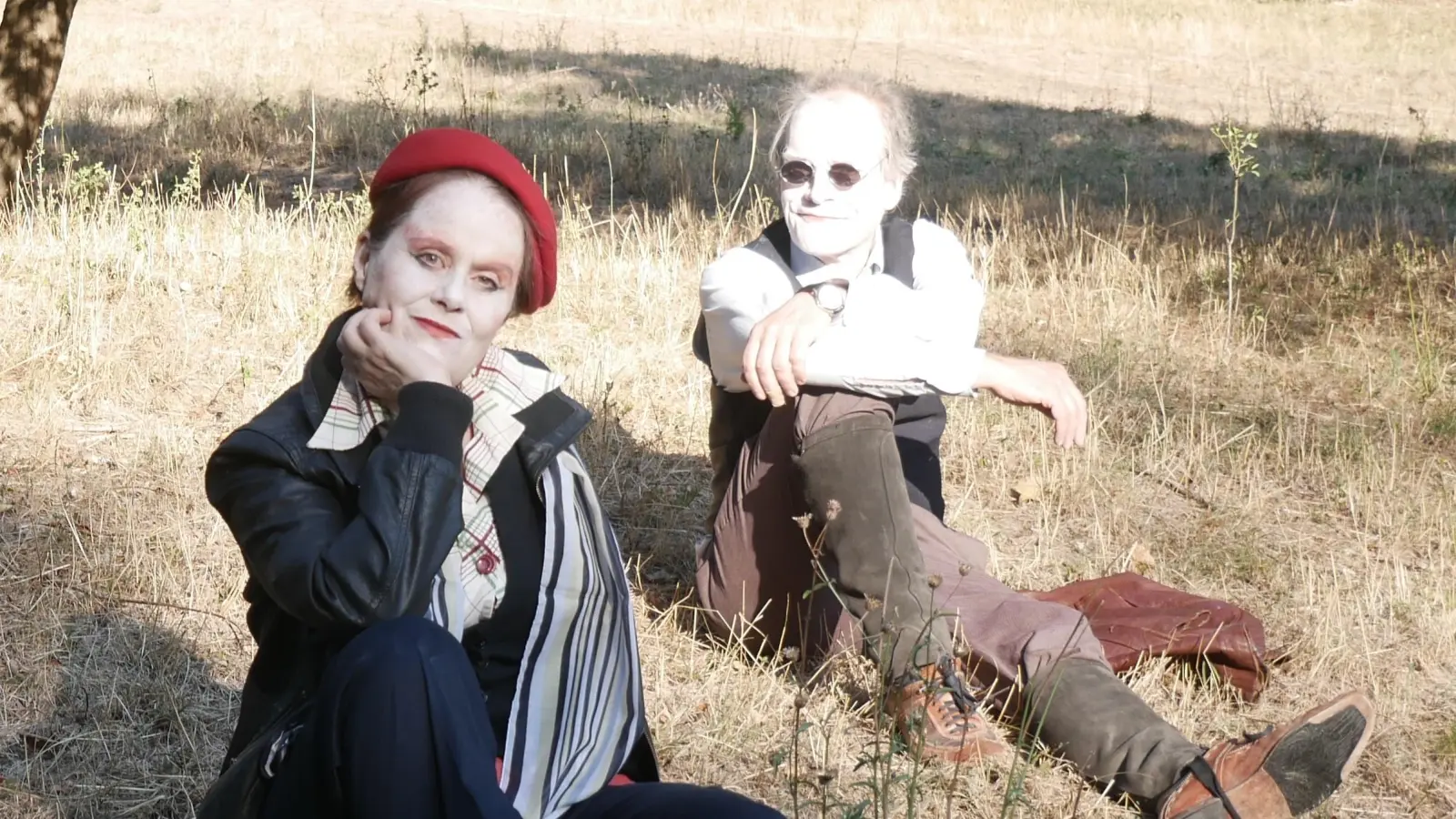 Sonja Graf und Markus Hummel zeigen das Stück „Pandora's Box” im Amphitheater des Englischen Gartens. Es geht um den letzten Flug von Amelia Earhart.  (Foto: Theater des hölzernen Gelächters)
