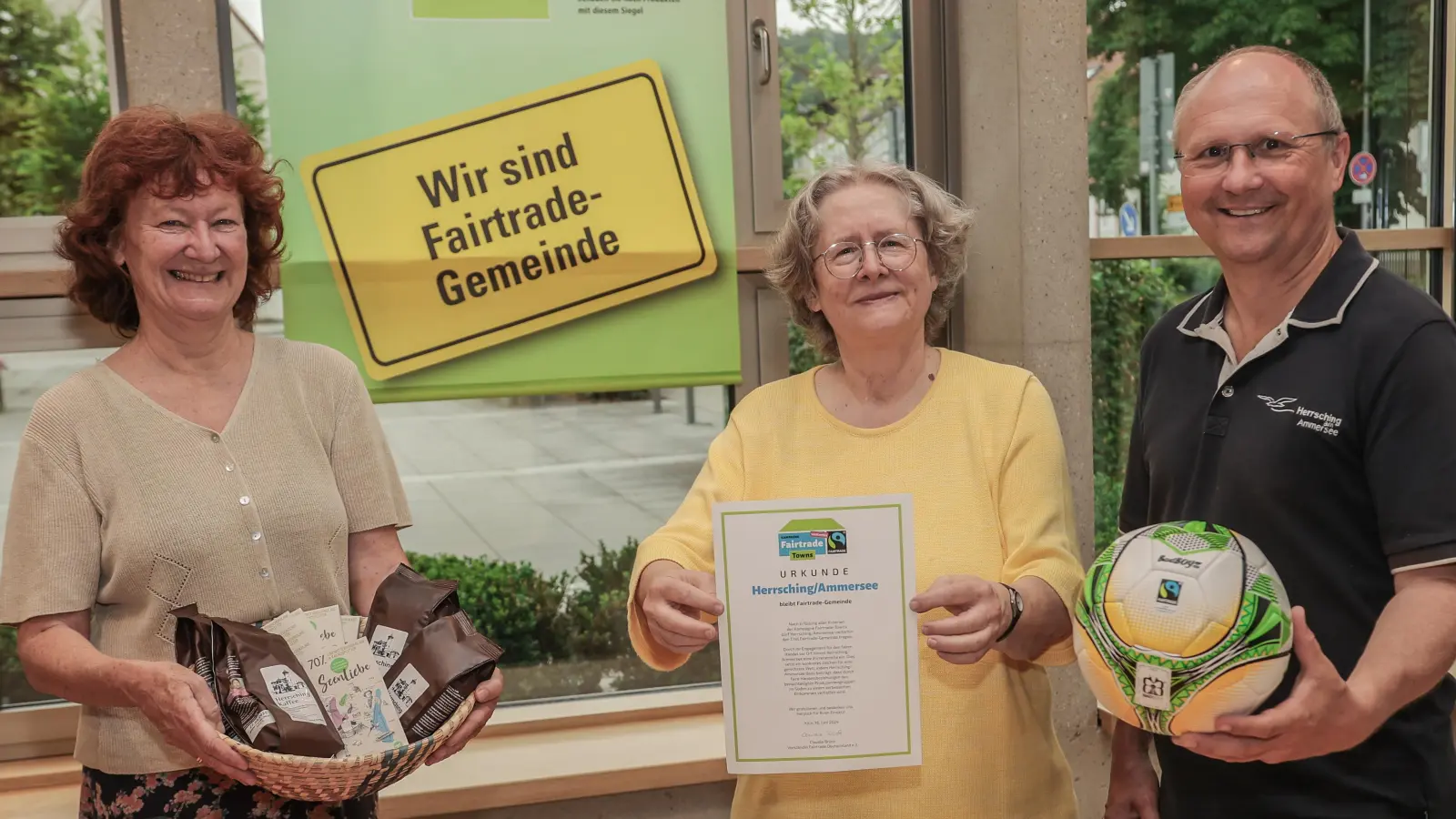 Freuen sich, das Herrsching weiterhin Fairtrade-Gemeinde ist (von links): Christiane Gruber (Gemeinderätin und Agenda-Beauftragte), Elisabeth Kreuz (Steuerungsgruppe Fairtrade) und Bürgermeister Christian Schiller. (Foto: Gemeinde Herrsching)