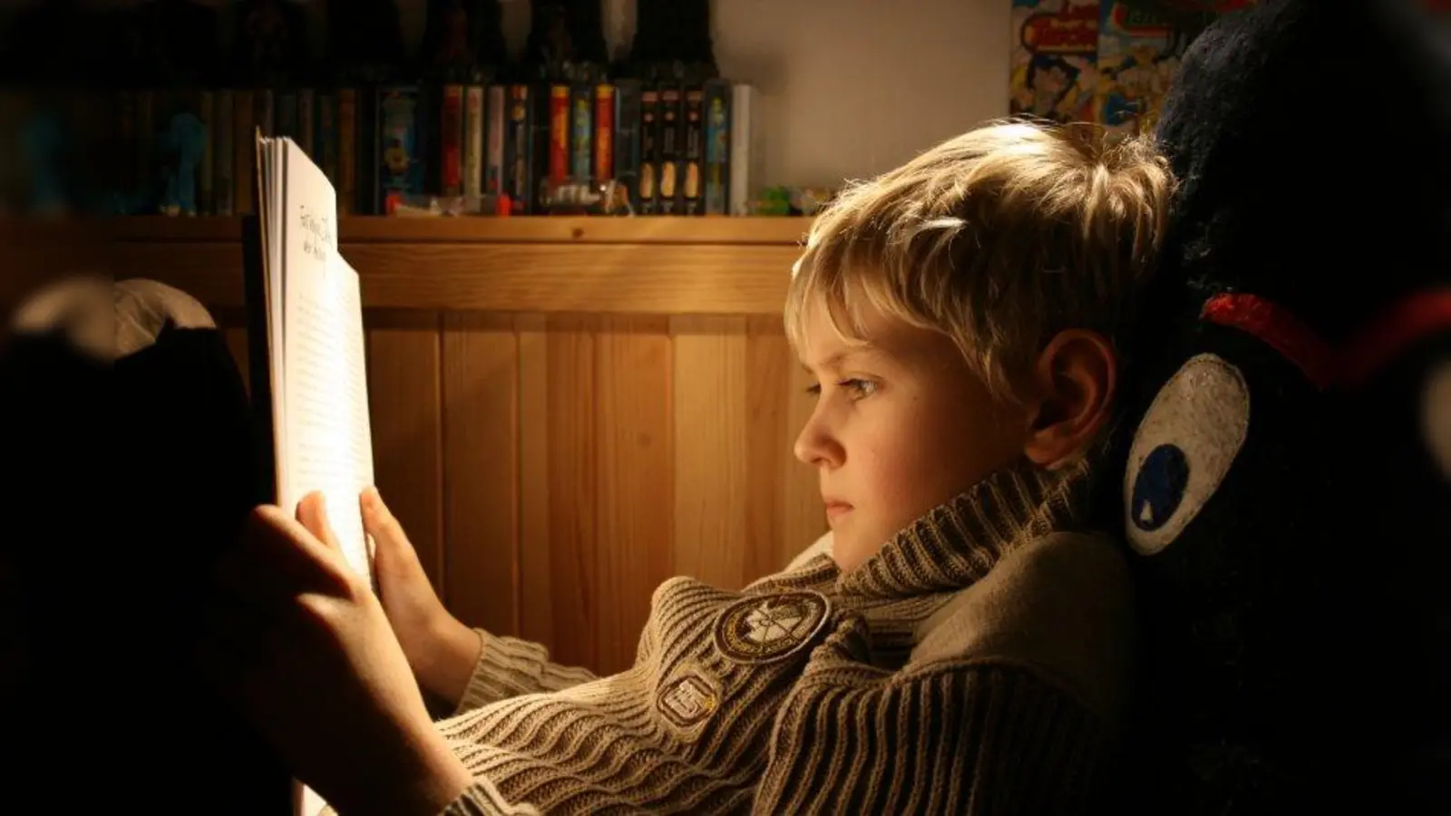 Früh übt sich: Wer gerne liest, tut sich in der Schule meist leichter. (Foto: Simone Peter/ pixelio.de)