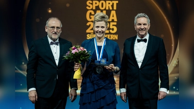 Simone Hain (Mitte) freut sich über die Ehrung, die von Gerd Ennser, Vorsitzender des ADAC Südbayern, sowie Fritz Schadeck, Vorstand für Jugend und Sport, überreicht wurde. (Foto: ADAC Südbayern/Flo Huber )