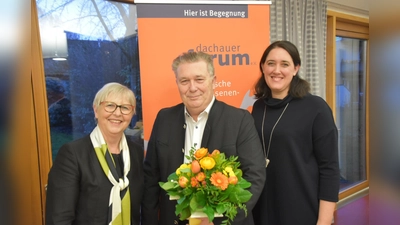 Vorsitzender Gerhard Haszprunar veranschiedet Geschäftsführerin Annerose Stanglmayr (l.). Madeleine Schenk (r.) übernimmt.  (Foto: Dachauer Forum)