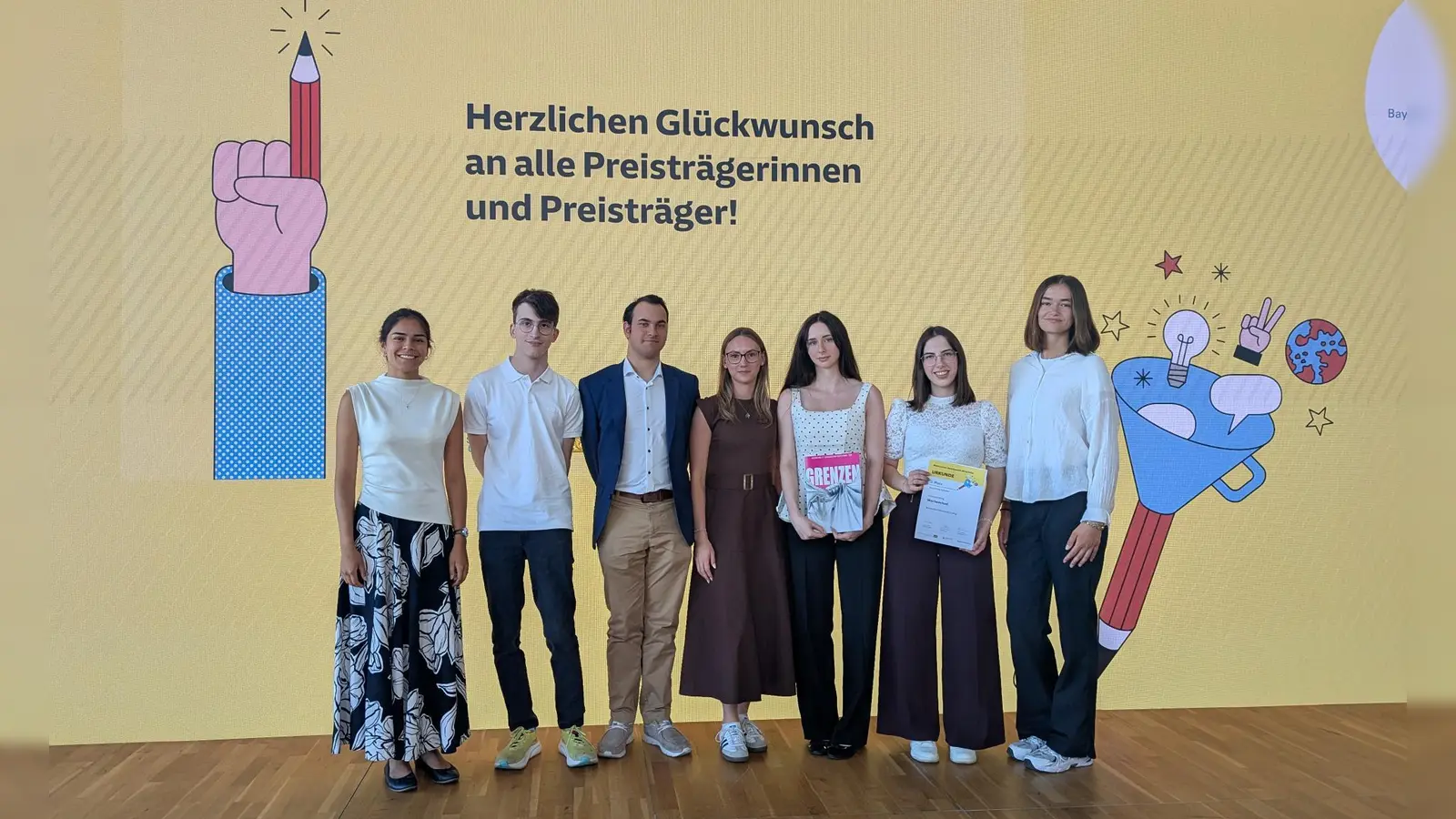 Die preisgekrönte Redaktion der Erdinger Schülerzeitung Wortwechsel (von links): Carina Niewerth, Jakob Schatz, Laurent Herzberg, Lara Herrmann, Lena Schilling, Anela&nbsp;Muratović, Luisa Koch.  (Foto: Sebastian Kainz)