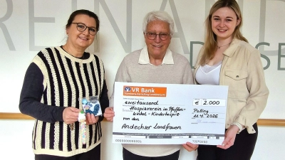 Andrea Oberhofer (l.) und Beatrice Scheitz (r.) überreichten Renate Dodell die Spende. (Foto: Andechser Landfrauen)