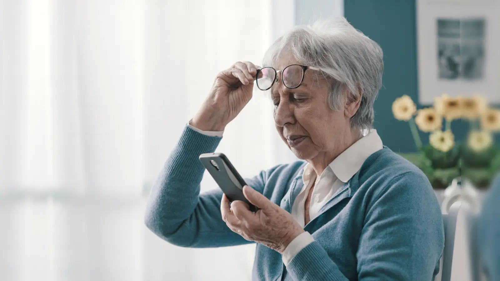 Für alle Senioren, die sich mit ihrem Handy noch nicht so gut auskennen, gibt es den Smartphone-Entdecker-Treff. (Foto: StockPhotoPro/stock.adobe.com)