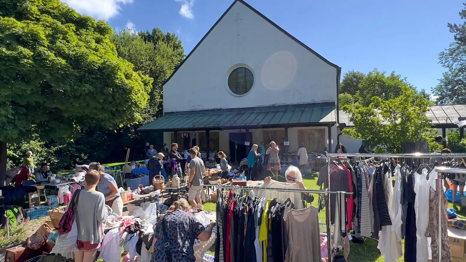 Vor der Gustav-Adolf-Kirche findet zum Auftakt des Sommerfestes ein Flohmarkt statt. (Foto: Pfarramt Gustav-Adolf-Gemeinde)