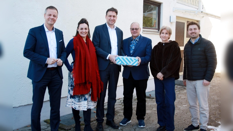 Zusammen mit den CSU-Stadträten Michael Haberland und Veronika Mirlach (von links) sowie Matthias Stadler (rechts) übergab CSU-Bezirksvorsitzender Georg Eisenreich die Spende für die „Stillen Helden” an Jürgen Lenich und Fredeke Kachel-Ettmayr (Kind im Schatten e.V.). (Foto: job)