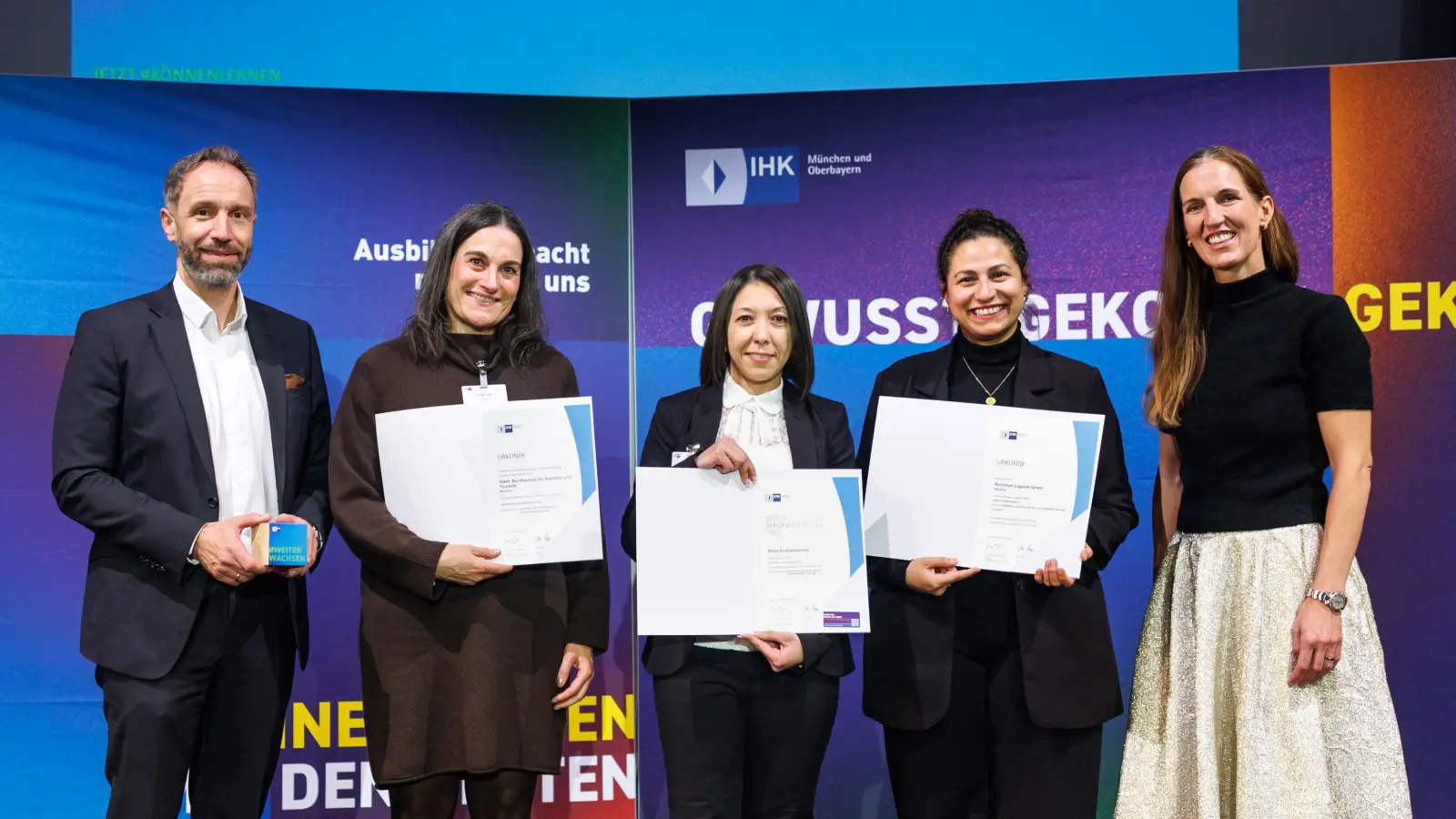 Die geehrte Sonia Ousmanzanova (Mitte) mit ihrer Ausbilderin und ihrer Lehrkraft sowie IHK-Abteilungsleiter Florian Kaiser und IHK-Vizepräsidentin Kathrin Wickenhäuser-Egger (rechts). (Foto: Matthias Balk/IHK für München und Oberbayern)