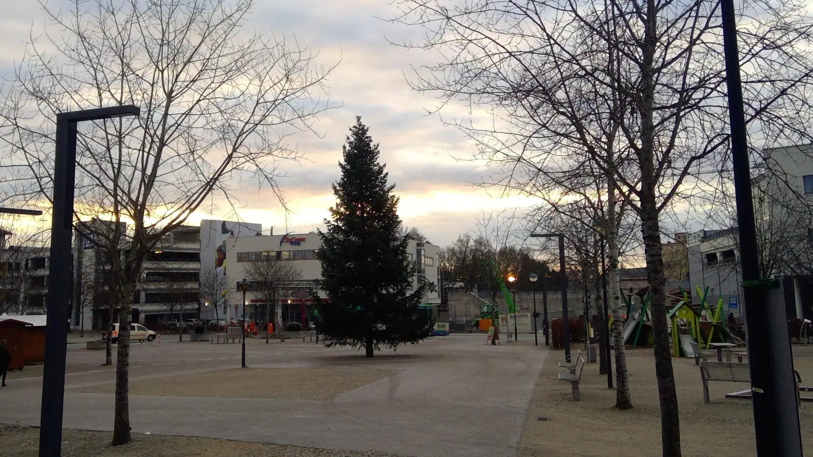Innovativ und effizient: Am Poinger Marktplatz stehen nun umwelt- und klimafreundliche Solarlampen. (Foto: bs)