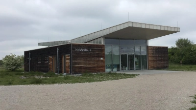 Im HeideHaus lernen die Kinder viel über Natur und Umwelt. Der Kasperl hilft ihnen dabei.  (Foto: Daniel Mielcarek)