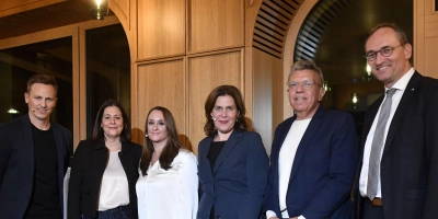 Trafen sich zur Podiumsdiskussion (v.l.): Moderator Jochen Breyer, Lana Reb (Vorständin NYWS), Jenny Doppelhofer (Sozialberatung NYWS), Verena Dietl (Bürgermeisterin LH München), Prof. Dr. Martin Burgi (LMU München), Bernhard Seidenath (MdL). (Foto: Nicolaidis YoungWings Stiftung/Marcus Schlaf)