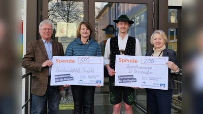 Otto Klausmann (li.) und Evi Mantel (re.) übergaben die Spenden des Rüscherlclubs an die 1. Vorsitzende der Nachbarschaftshilfe, Johanna Senft, sowie Louis Mantel von den Griesberglern. (Foto: Rüscherlclub)