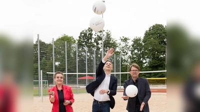 OB Dominik Krause (Mitte) freut sich mit Baureferentin Jeanne-Marie Ehbauer und Stadtschulrat Florian Kraus über die modernisierte Sportanlage. (Foto: Referat für Bildung und Sport /Tobias Hase)