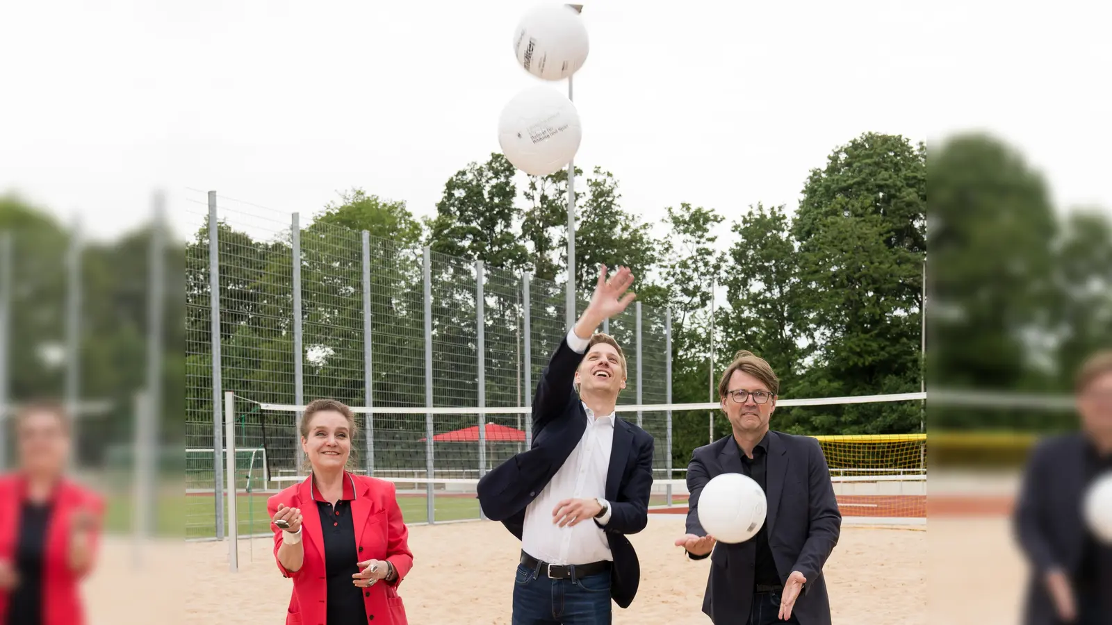 OB Dominik Krause (Mitte) freut sich mit Baureferentin Jeanne-Marie Ehbauer und Stadtschulrat Florian Kraus über die modernisierte Sportanlage. (Foto: Referat für Bildung und Sport /Tobias Hase)