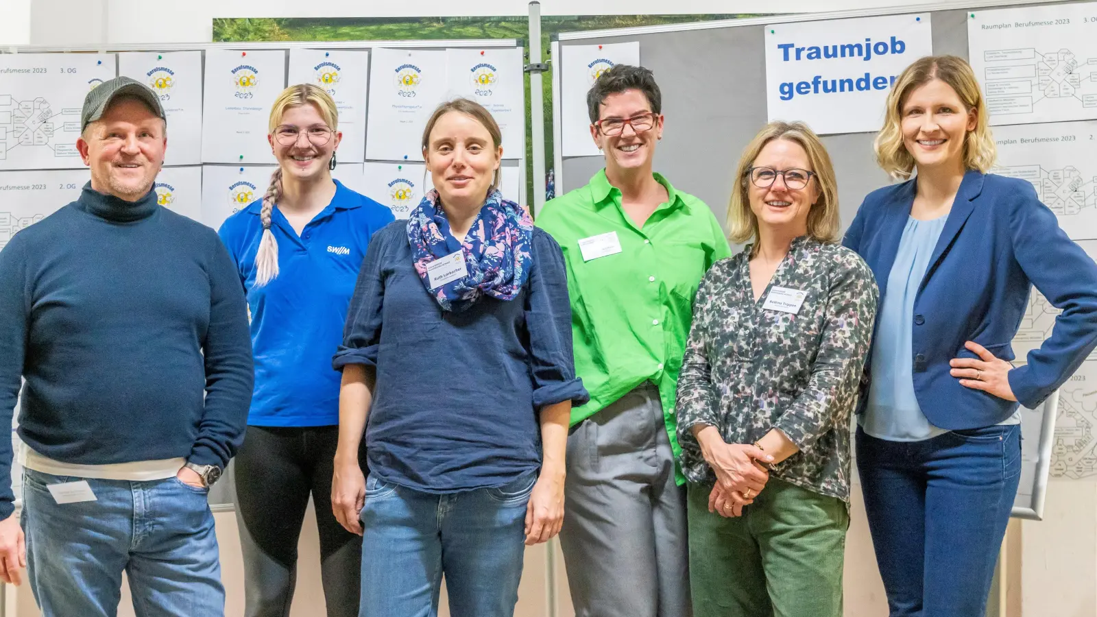 Mit vielen anderen Akteuren haben sie dafür gesorgt, dass die Berufsmesse ein Erfolg wird: v.l. Helmut Gebhard, Fachberater Berufsausbildung Handwerkskammer für München und Oberbayern, Louisa Vetter, Stadtwerke München, Ruth Lorbacher und Claudia Richter, Schulleitungsteam, Bettina Trippen, AK Berufsmesse, und Kathrin Rabe, Berufsberaterin, Agentur für Arbeit, München. (Foto: © Aktion Sonnenschein/ Dirk Tacke)