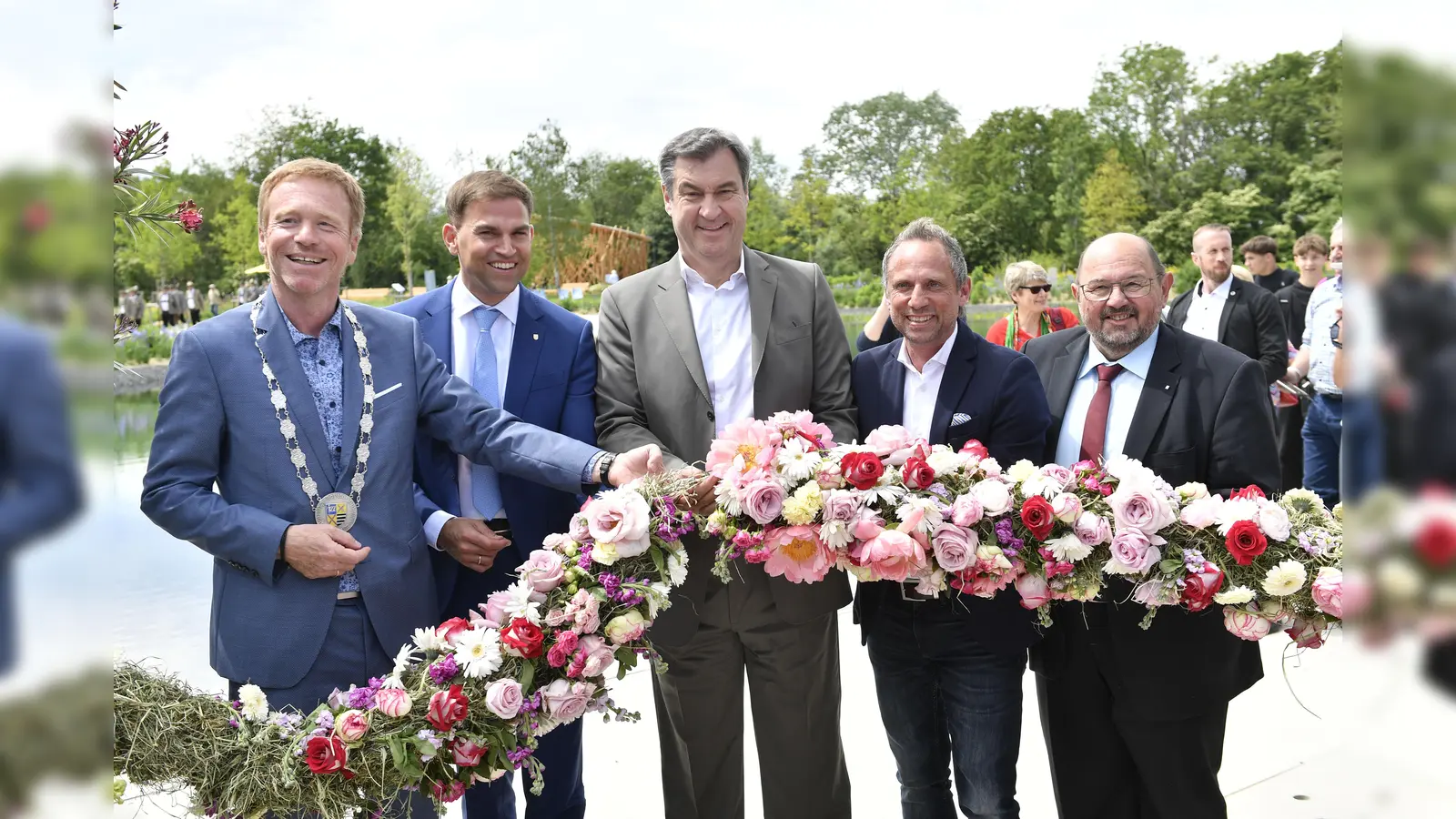 Blumen verbinden (von links): Stephan Keck (Bürgermeister Kirchheim), Maximilian Böltl (Altbürgermeister Kirchheim), Ministerpräsident Markus Söder, Umweltminister Thorsten Glauber und der Vorsitzende der Bayerischen Landesgartenschau, Gerhard Zäh. (Foto: ByLGS/Marcus Schlaf)
