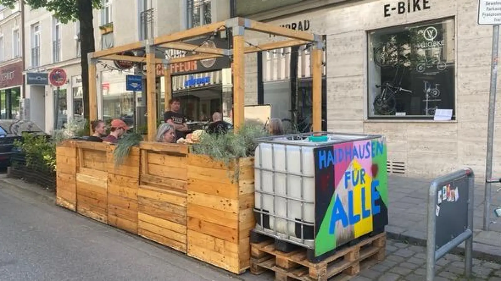 Das Parklet in der Weißenburger Straße 44 besteht aus recycelten Euro-Paletten. (Foto: Haidhausen für Alle)