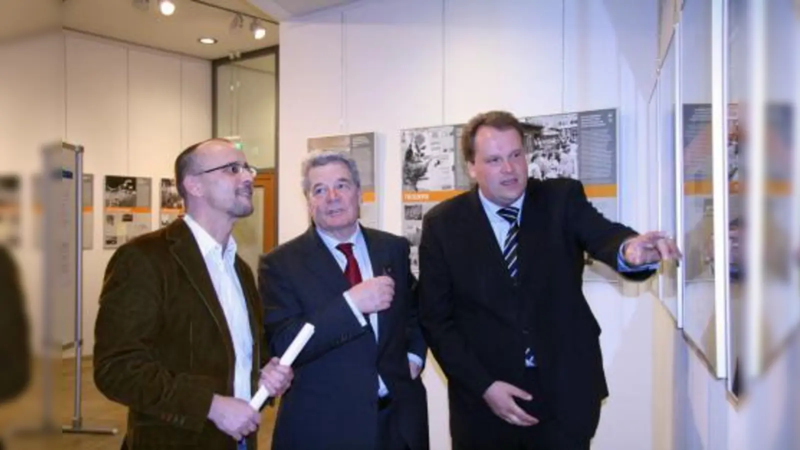 Die begleitende Ausstellung im Foyer zeigte Stasi-Akten von Jugendlichen, darunter auch von Bürgerhaus-Chef Jan Konarski (li). Joachim Gauck (Mitte) als sein väterlicher Mentor aus DDR-Zeiten und Bürgermeister Christoph Göbel tauschten sich über die dokumentierten Ereignisse aus. (Foto: US)