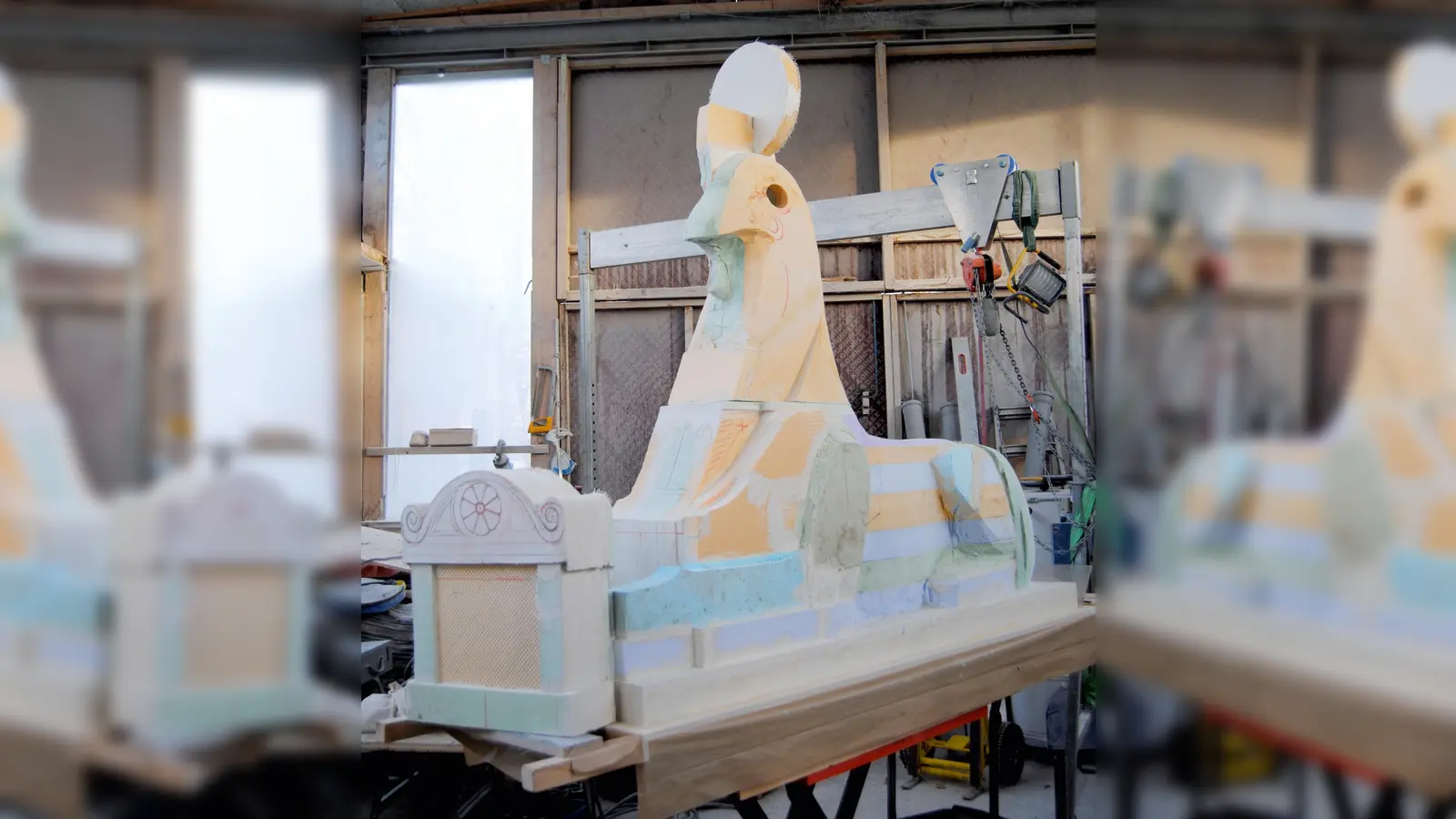 Das Modell der Sphinx, die ab 11. April vor dem Nordfriedhof aus Kelheimer Kalkstein entstehen soll. (Foto: Steinmetz-Innung München-Oberbayern)