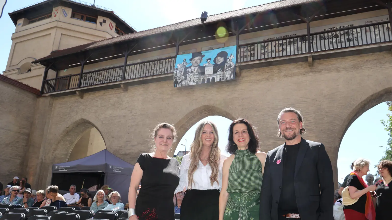 Da freuen sich alle: Nach fast zweijähriger Sanierungszeit wurde das Valentin-Karlstadt-Musäum feierlich wiedereröffnet von (v.l.) Baureferentin Jeanne-Marie Ehbauer, der Zweiten Bürgermeisterin Mona Fuchs, Museumsdirektion Sabine Rinberger und Kulturreferent Marek Wiechers.  (Foto: Michael Nagy)