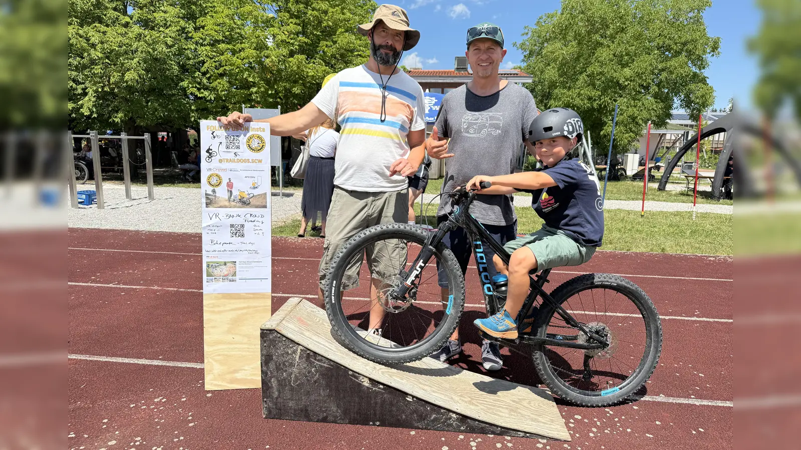 Christian Lekies (v.l.), Florian Hagena und Max setzen sich für die Erweiterung des Bikeparks in Hochstadt ein. (Foto: pst)