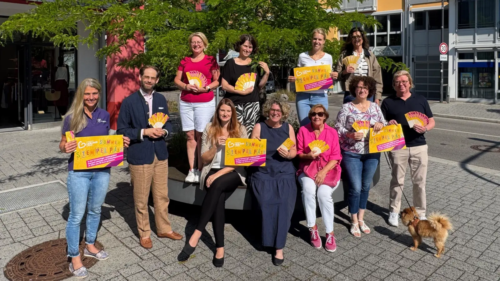 Einige Vertreterinnen und Vertreter der Germeringer Lieblingsläden (v.l.): Claudia Klammer, Alexander Beck, Maite Gleißner, Isabella Weber, Verena Thumann, Katrin Schmidt, Ruth Wirthmann, Caro Kirmair, Helen Hoff, Martina Luboss und Günther Luboss. (Foto: Wirtschaftsverband Germering e.V.)
