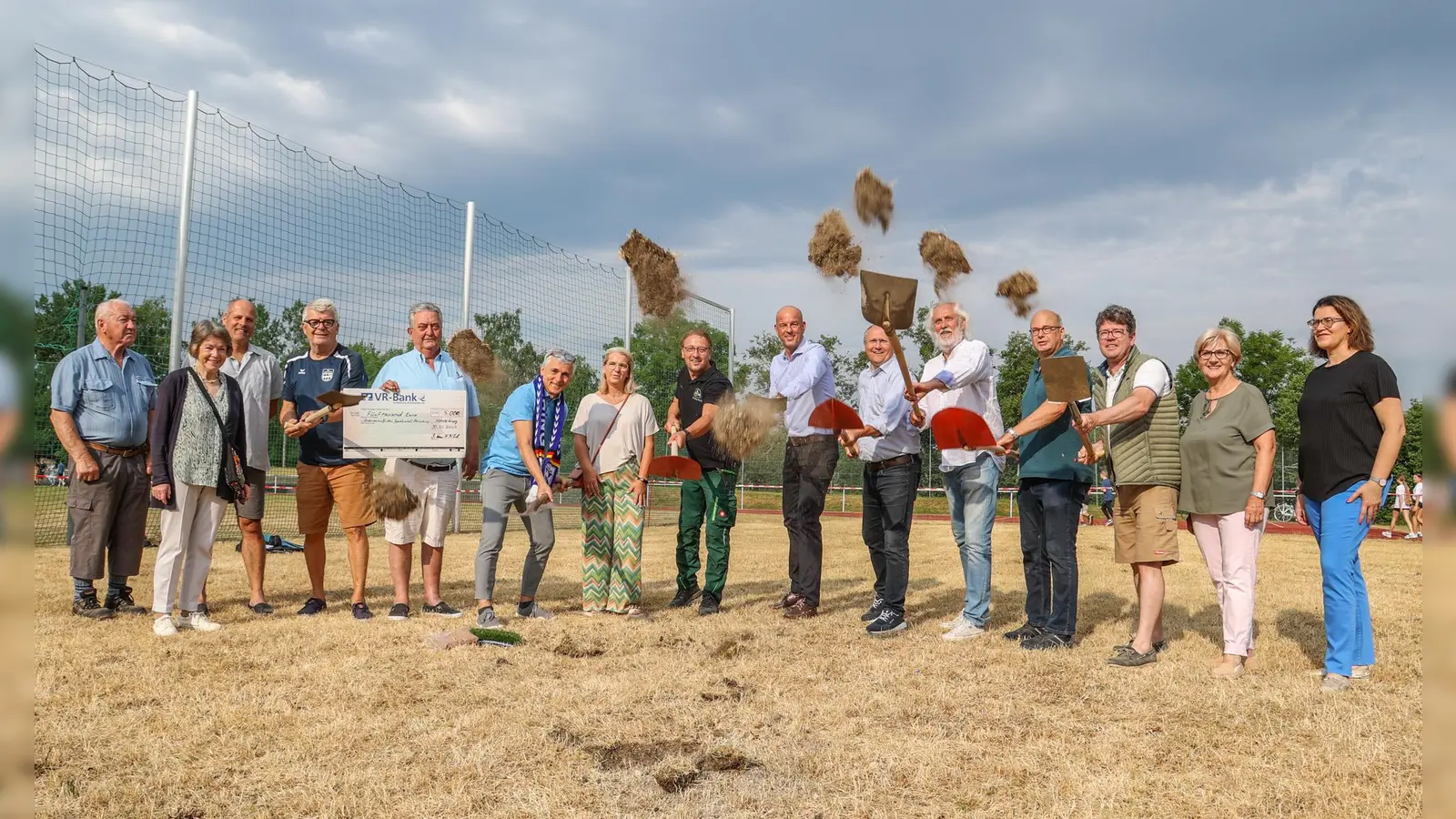 Personen von links nach rechts: Otto und Agnes Darchinger, Martin Wirries (Leitung Geschäftsstelle TSV Herrsching e.V.), Peter Seidl (Abt.-Leiter TSV Herrsching Fußball), Bernhard Kern (Rotary Club Ammersee), Laszlo Pilz (1. Vorstand Verein zur Förderung des Herrschinger Jugendfußballsports e.V.), Susi Feuerherdt, Damir Pasalic, Stefan Danielsen (3. Vorstand Verein zur Förderung des Herrschinger Jugendfußballsports e.V.), Christian Schiller (1. Bürgermeister der Gemeinde Herrsching), Detlef Däke (Leader Aktionsgruppe LAG Ammersee e.V.), Ludwig Darchinger (Rotary Club Ammersee), Wolfgang Darchinger (Gemeinderat, 2. Vorstand Verein zur Förderung des Herrschinger Jugendfußballsports e.V.), Hannelore Doch (Gemeinderat, 1. Vorsitzende TSV Herrsching e.V.), Antonia Gonzalez-Inguanzo (Vorstand/Kassiererin Verein zur Förderung des Herrschinger Jugendfußballsports e.V.). (Foto: Gemeinde Herrsching)