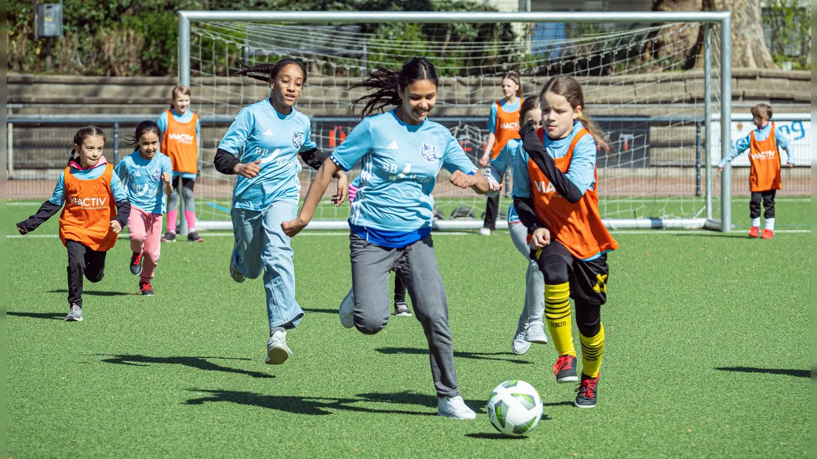 60 Kickerinnen von „Mädchen an den Ball“ werden in der Soccer Arena in der Fan Zone des Olympiaparks München ihr Turnier spielen. (Foto: BIKU e.V.)