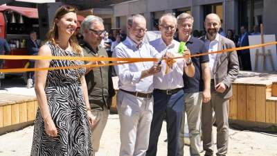 Nadja Winter (Eckpfeiler), Johannes Ernst (steidle architekten), Brgm. Christoph Schmid, Wolfgang Bogner (Eckpfeiler), Alexander Schmid (Regionalentwicklung Oberland) und Maximilian Gröbl (Kreissparkasse) eröffneten gemeinsam das HOKI-Living. (Foto: Diar Nedamaldeen/Eckpfeiler)