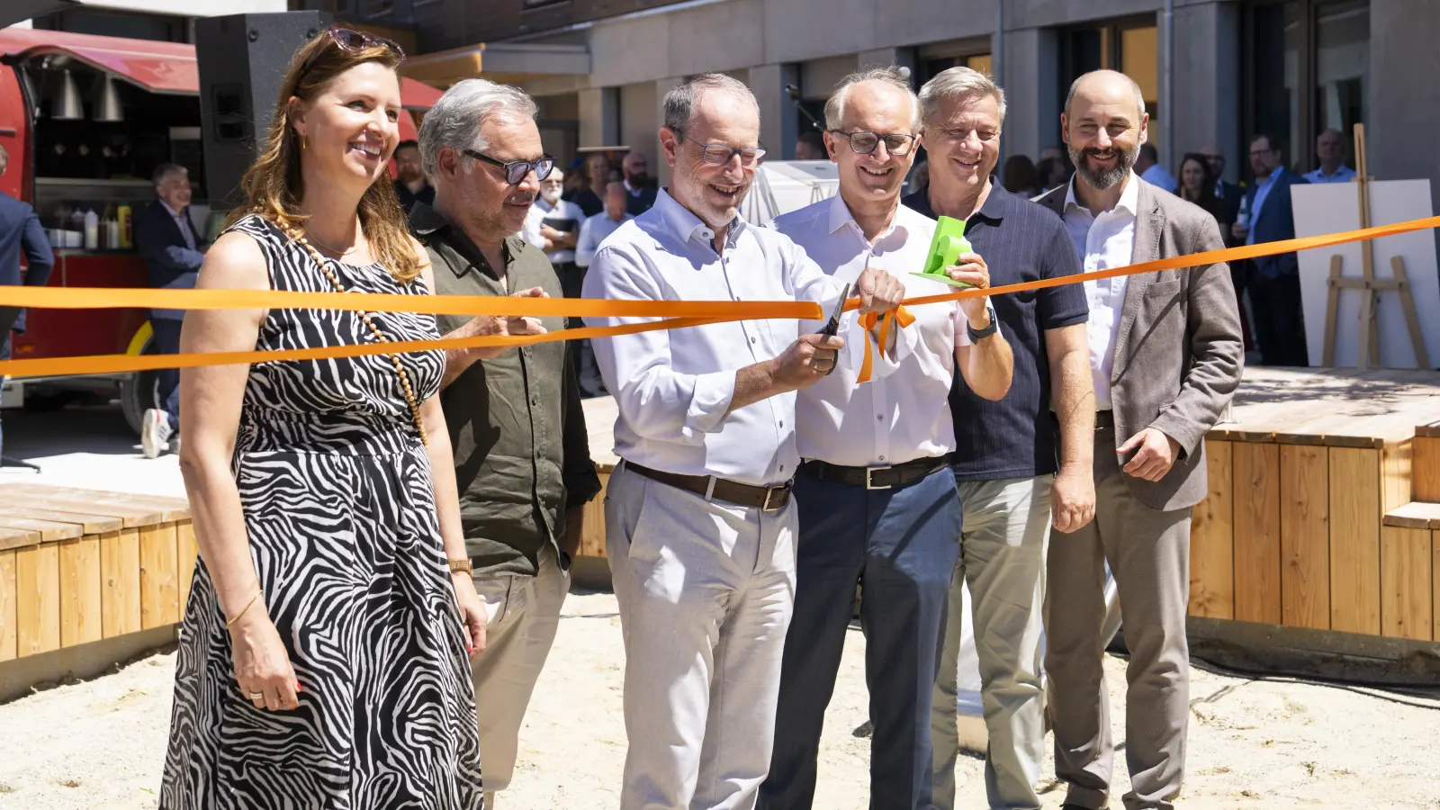 Nadja Winter (Eckpfeiler), Johannes Ernst (steidle architekten), Brgm. Christoph Schmid, Wolfgang Bogner (Eckpfeiler), Alexander Schmid (Regionalentwicklung Oberland) und Maximilian Gröbl (Kreissparkasse) eröffneten gemeinsam das HOKI-Living. (Foto: Diar Nedamaldeen/Eckpfeiler)
