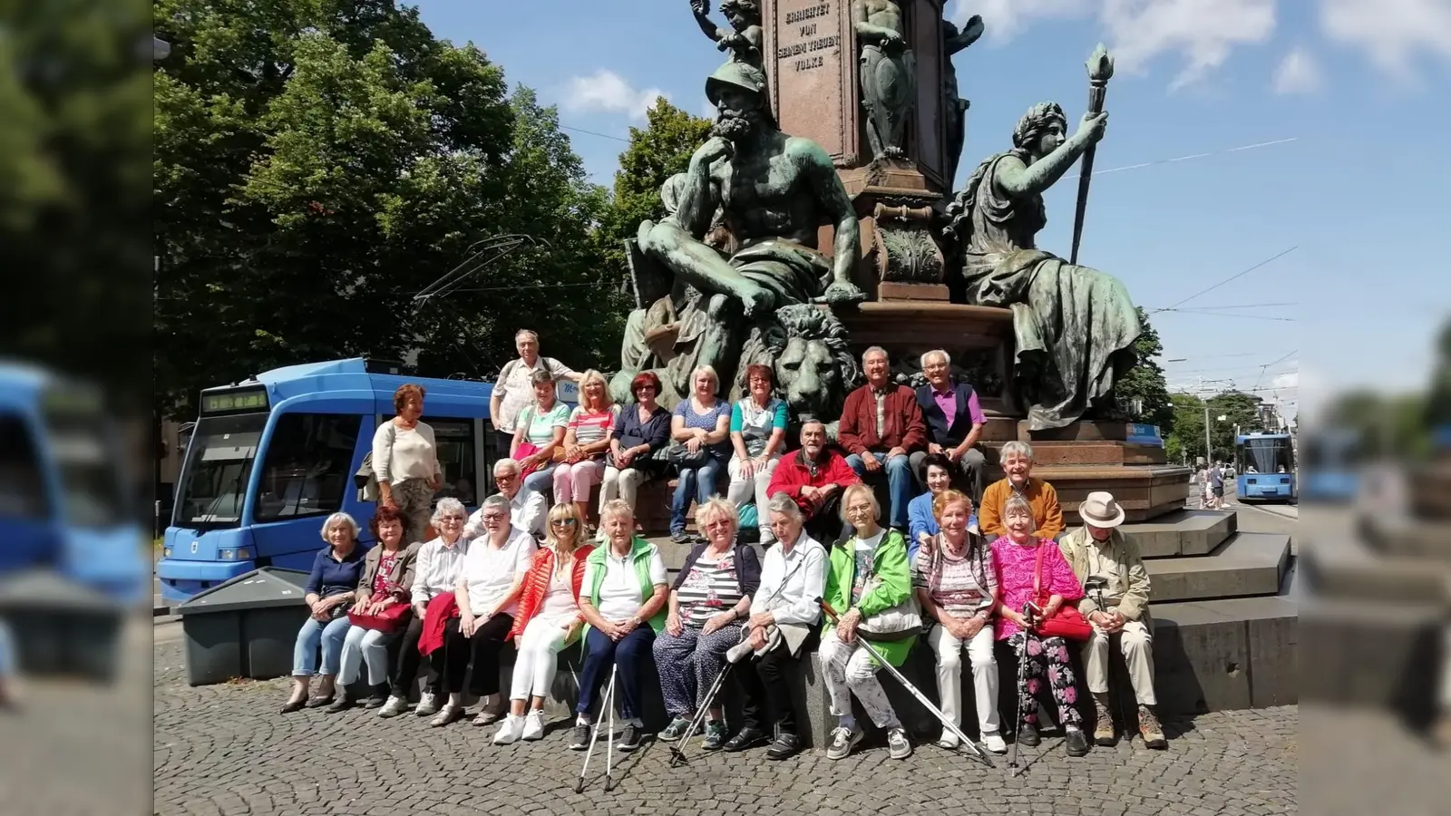 Die VdK-ler aus Otterfing erkundeten München mit der Straßenbahn. Eine kleine Verschnaufpause wurde am Max II-Denkmal eingelegt. (Foto: Verein)
