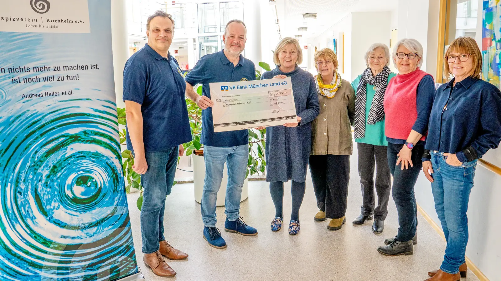 Lions-Präsident Wolfgang Frank (2. von links) und Vizepräsident Renée Bayer (links) überreichten die Spende an den Vorstand des Hospizvereins mit der Vorsitzenden Verena Reckzeh (3. von links) sowie Gaby Lajtkep, Waltraud Aßbeck, Bea Strathmann und Hilde Brandt. (Foto: Claudia Topel)