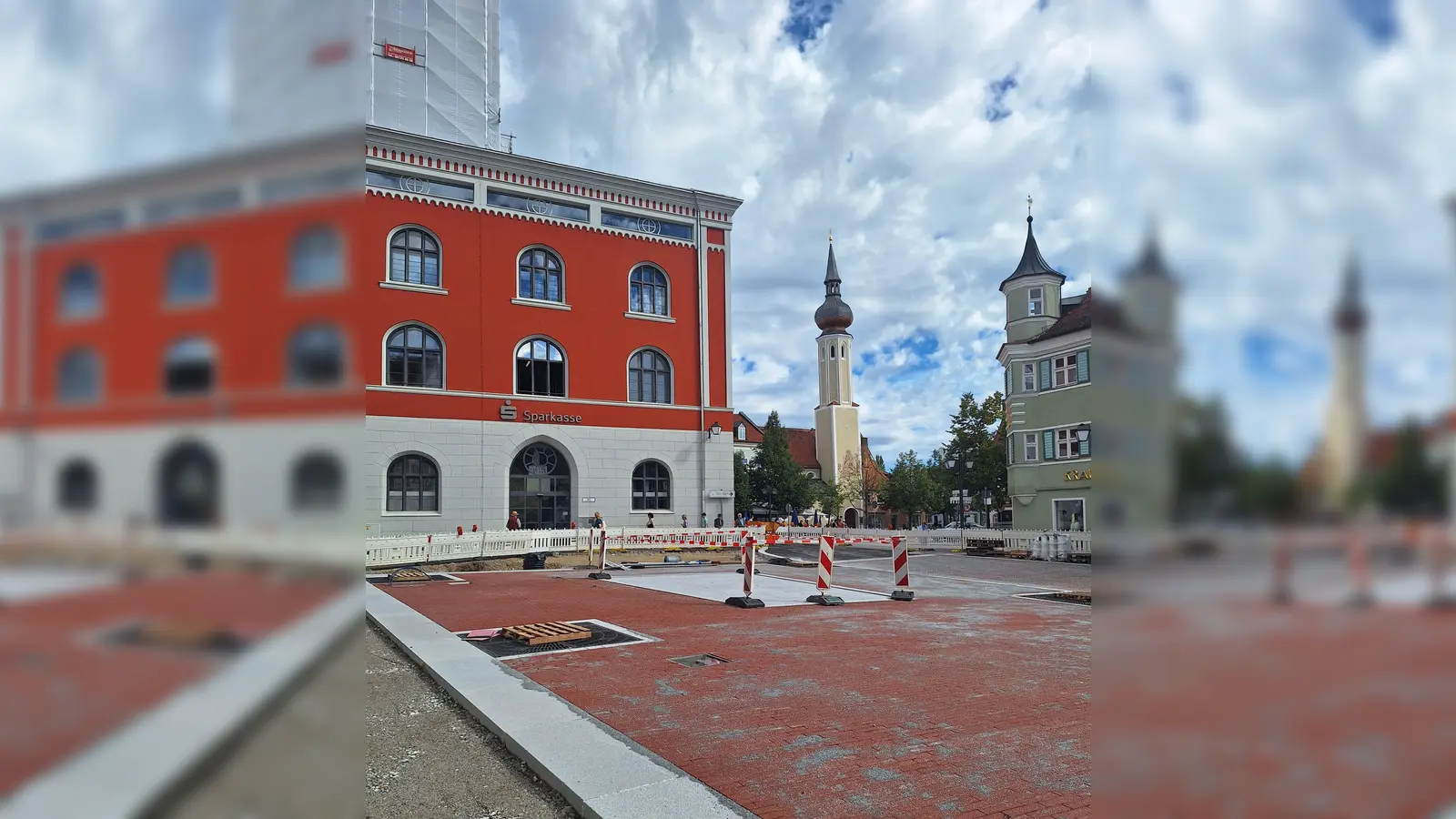 Im Sommer noch eine Großbaustelle soll der Friedrich-Fischer_ Platz nun feierlich eröffnet werden. (Foto: chö)