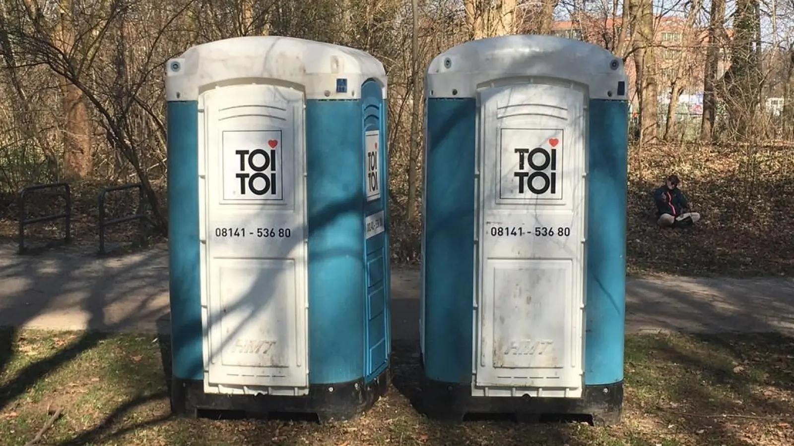Nicht einmal mobile Toilettenhäuschen gibt es am belebten Josephsplatz, wo die öffentlichen Klos schon seit fast vier Jahren nicht mehr zugänglich sind.  (Foto: Livia Schommer)