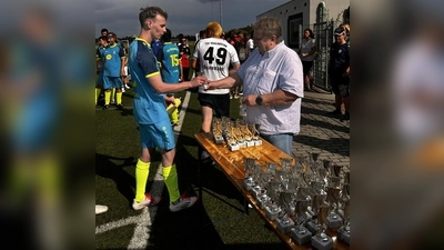 Jeder Spieler bekam nach dem Turnier einen vom Lions Club Ottobrunn gespendeten Pokal.  (Foto: Rietzler)