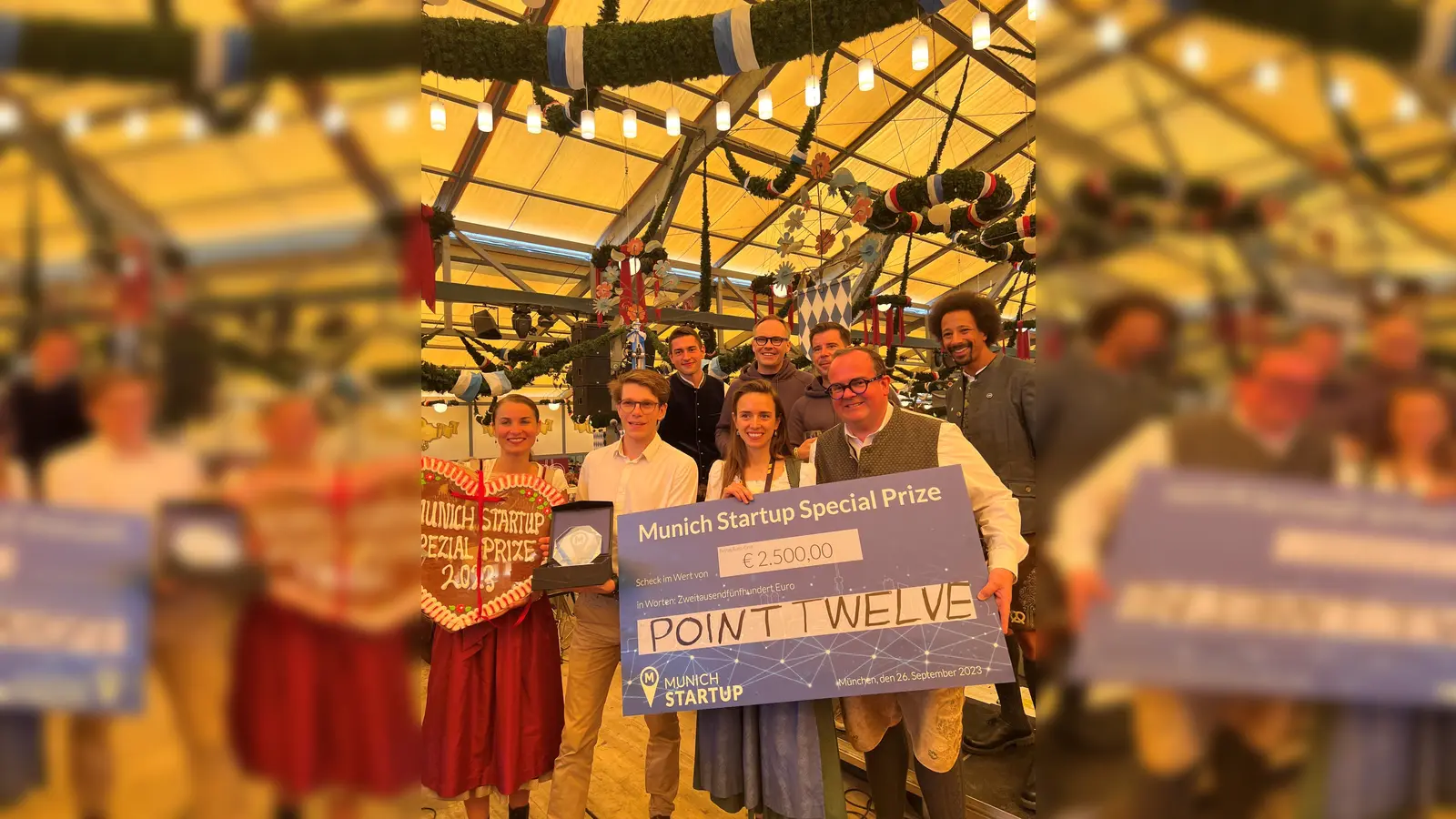 Referent für Arbeit und Wirtschaft der Landeshauptstadt München Clemens Baumgärtner (vorne rechts), überreicht den Preis an das Team von Point Twelve (vorne, von links: E. Degoute, Q. Cangelosi und F. de Durfort). (Foto: L. Mittermeier)