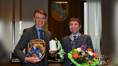 Der langjährige Leiter des Unterföhringer Bauamts, Lothar Kapfenberger (links), erhielt zum Abschied mehrere Präsente von Bürgermeister Andreas Kemmelmeyer. (Foto: ufg/foe)
