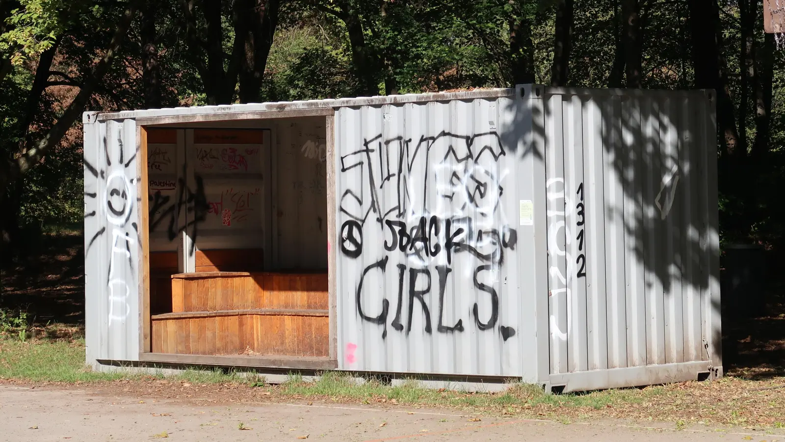 Spätestens im Dezember erwartet man seitens des Bezirksausschusses einen solchen Jugendcontainer an der Linus-Pauling-Straße. (Foto: Beatrix Köber)