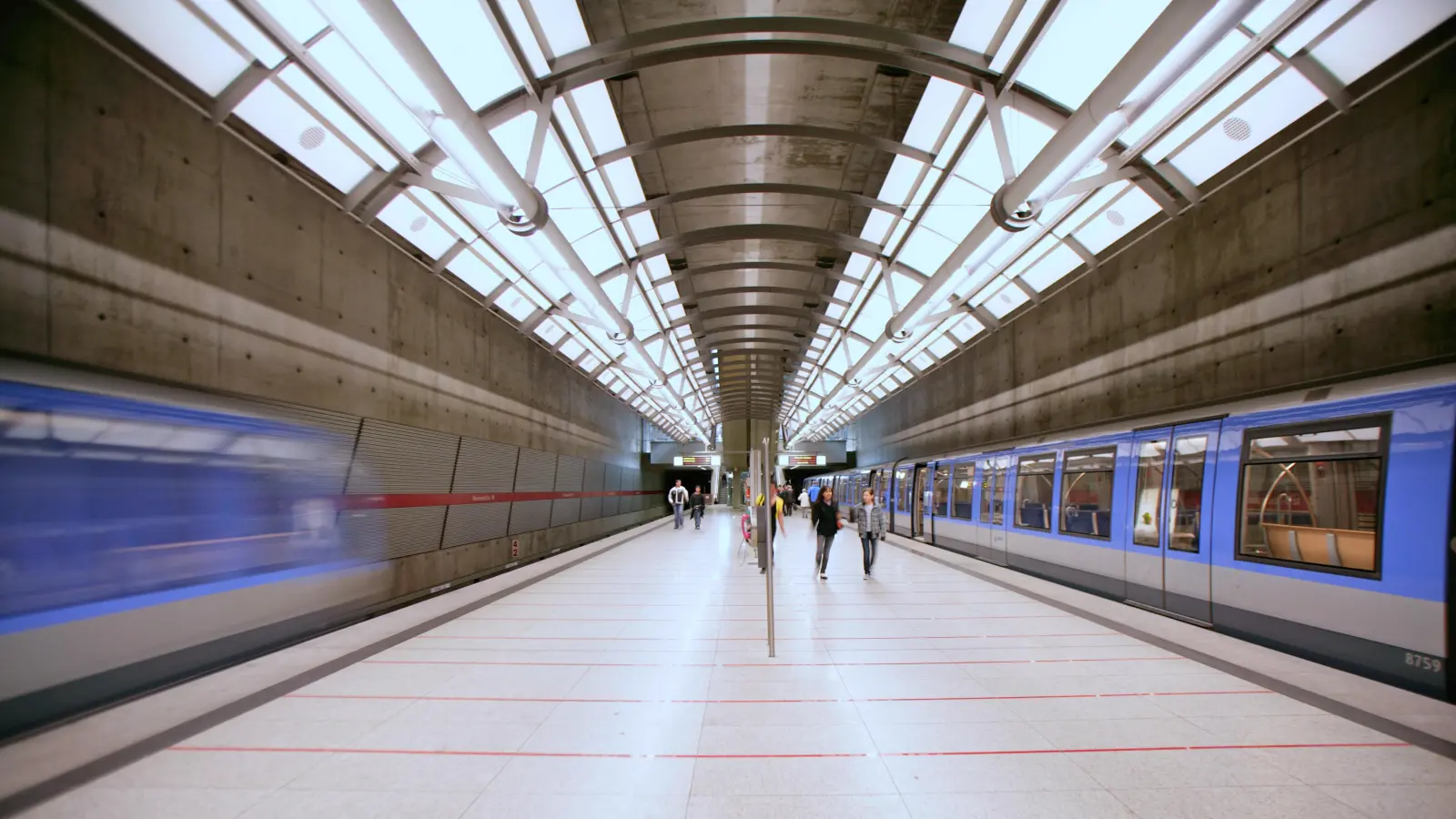 Bei der Instandhaltung der Schienen kommt ein Fräszug zum Einsatz. Dadurch ergeben sich Unregelmäßigkeiten im Fahrplan.  (Foto: MVV GmbH )