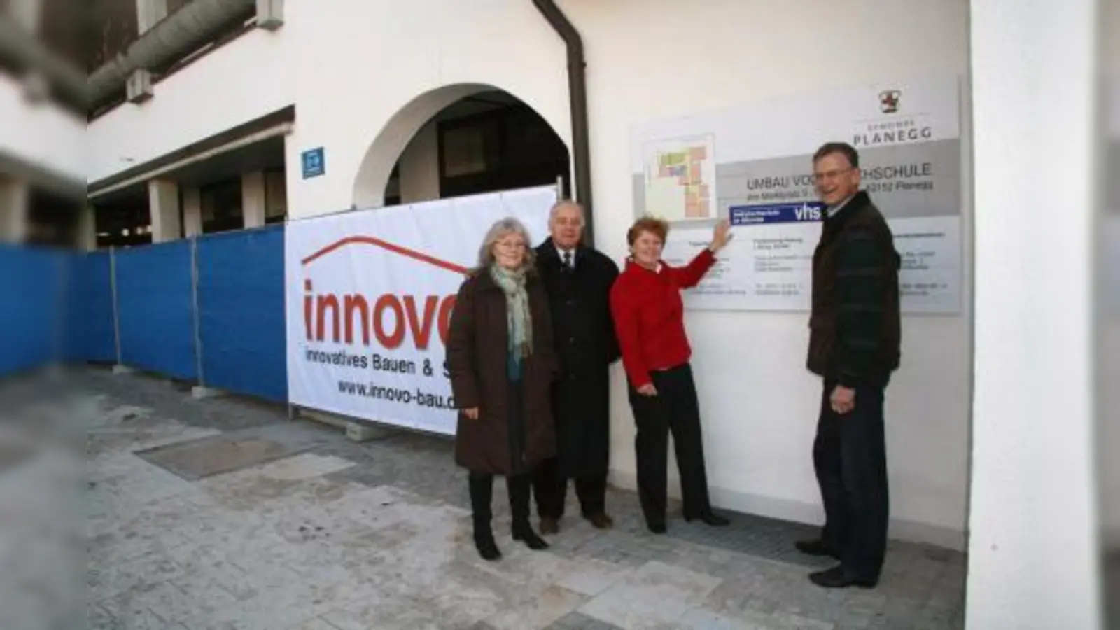 Freudige Gesichter gab es zum Umbaubeginn für die Volkshochschule von Annemie Wagner, Jochen Schwerdtner, Annemarie Detsch und Kurt Landwehrmann (v.l.). (Foto: US)