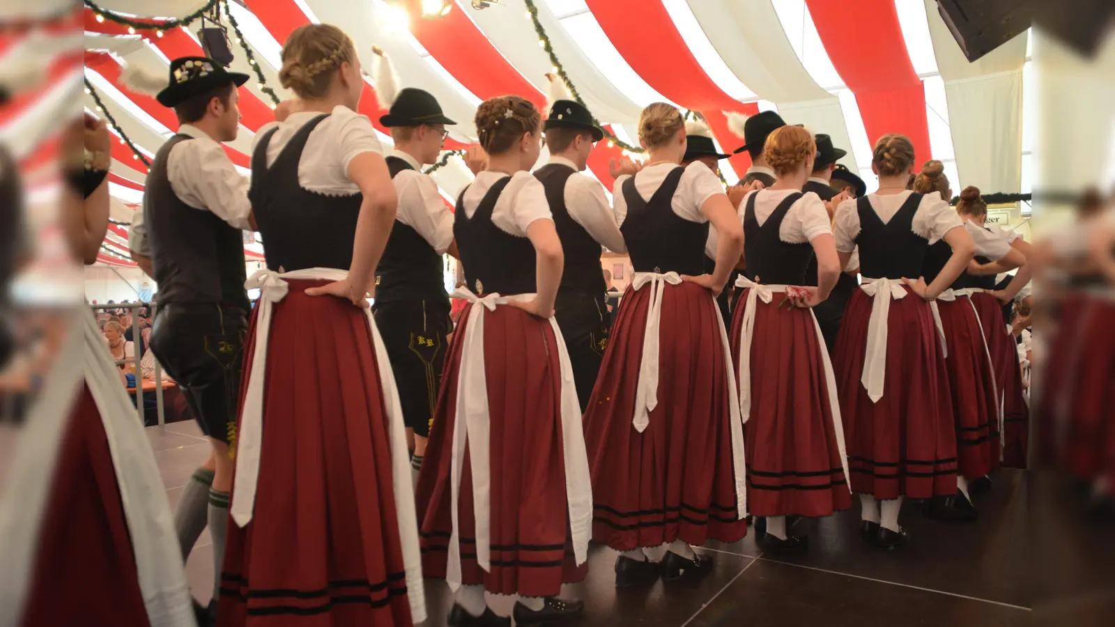 Am 30. Juni findet ein Probenabend für das Friah-Tanzl in Poing statt. Alle sind zum Mitmachen eingeladen. (Foto: Thomas Schächtel)