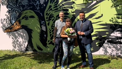 Bürgermeister Florian Klietsch (rechts) und Kulturamtsleiter Florian Nagel bedankten sich bei Greta von Richthofen für ihr Kunstwerk. (Foto: Gemeinde Unterföhring)