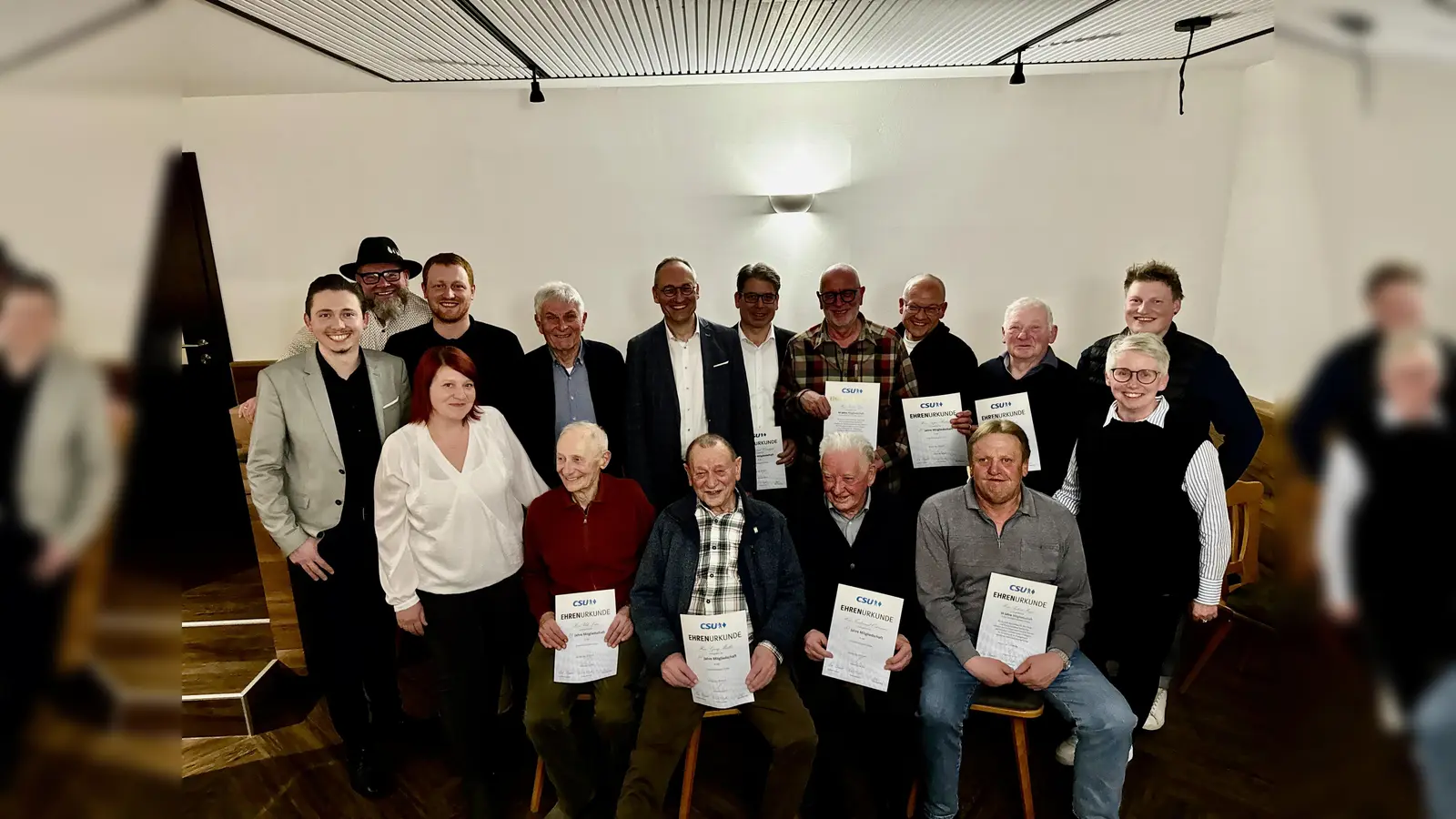 Der Designierte Bürgermeister Johannes Stadler (l.) freute sich mit vielen CSU-Mitgliedern über das Wahlergebnis.  (Foto: CSU Petershausen)