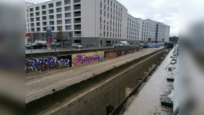 Die Tram-Rampe wird aufgefüllt. Die Graffitti verschwinden. (Foto: job)